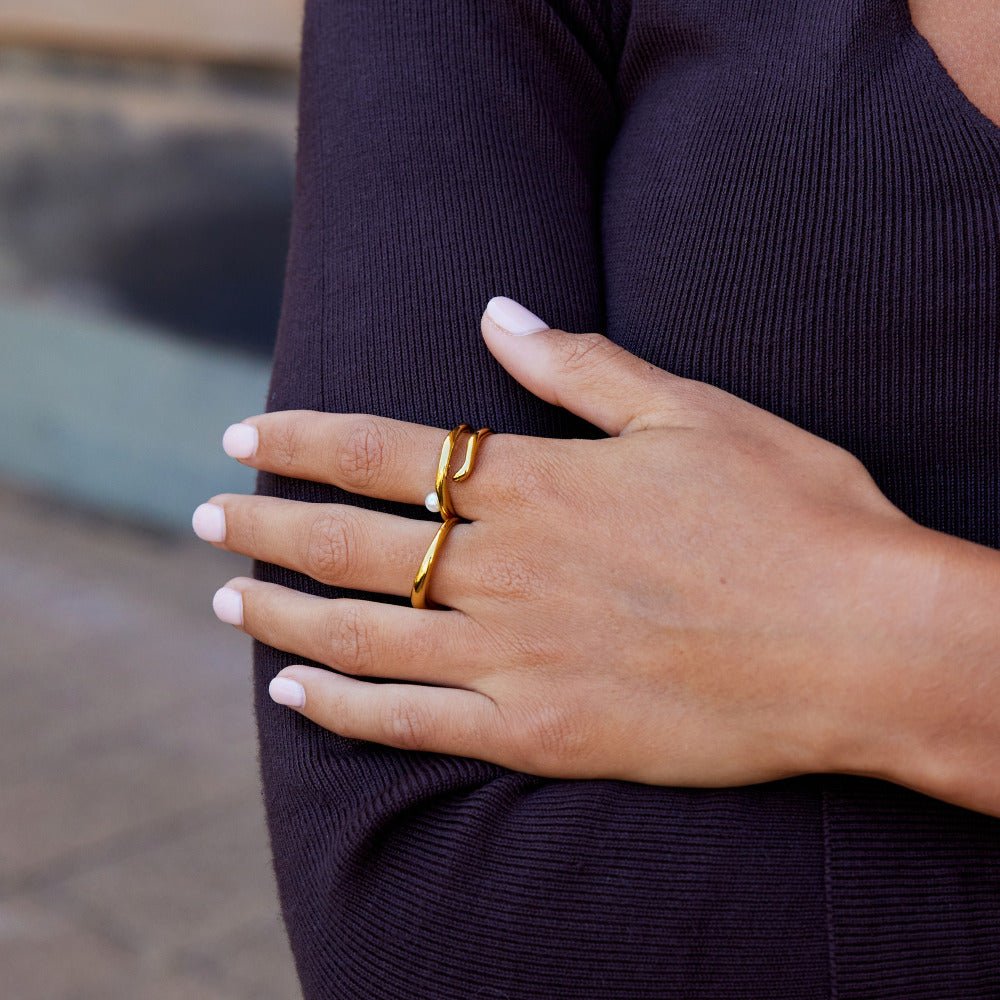 Anillo geométrico de oro y perlas