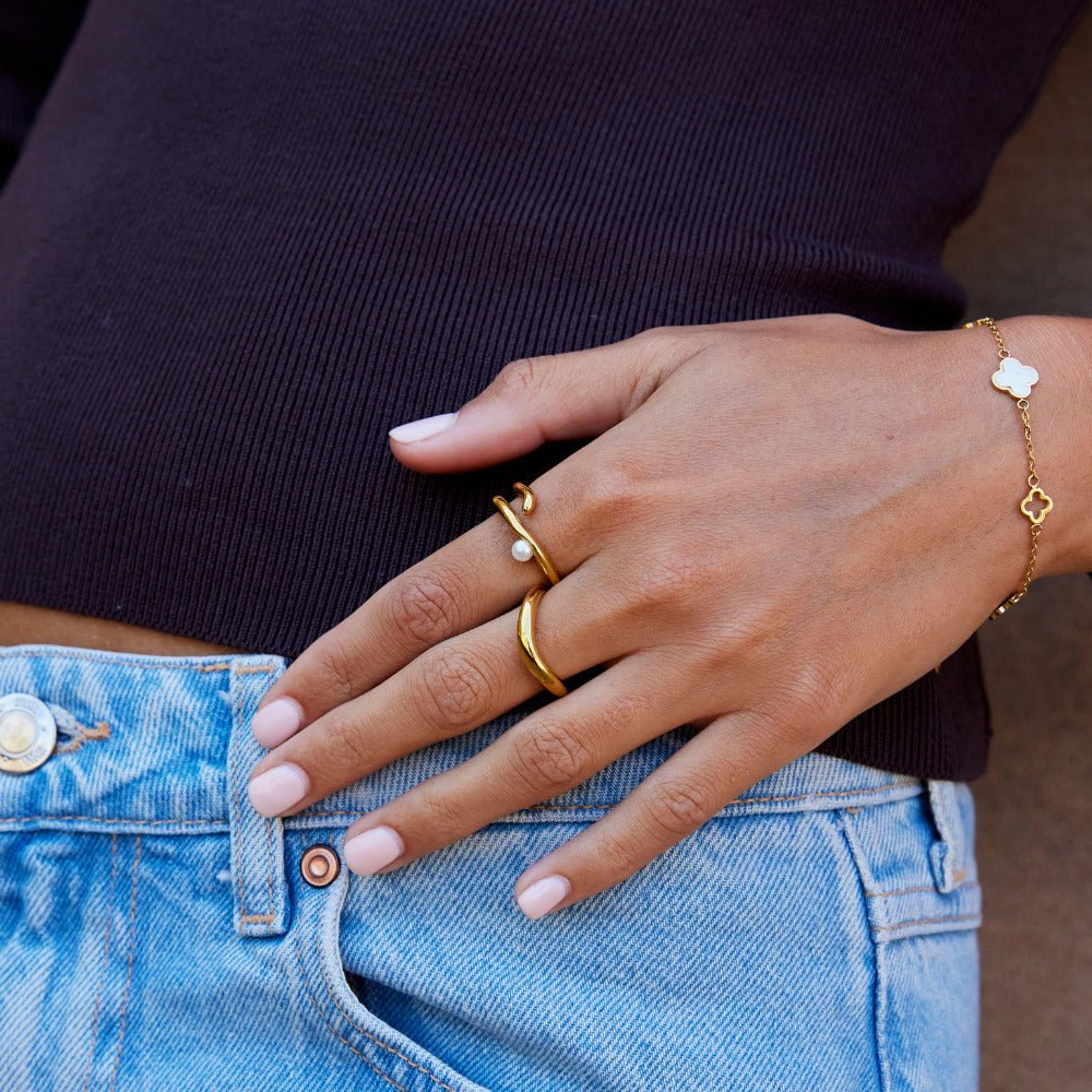 Anillo geométrico de oro y perlas