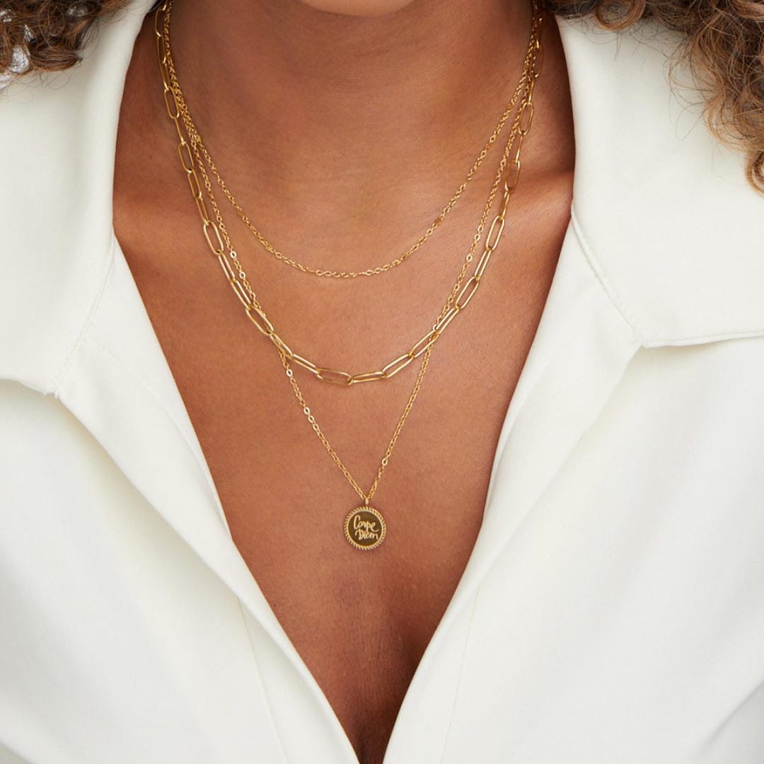 Collar con colgante de monedas de Janie en capas