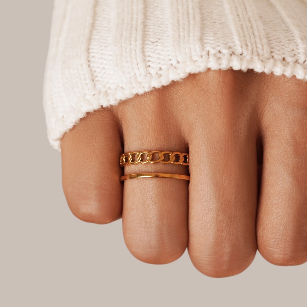 Anillo en capas de cadena dorada