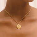 Elegante collar de moneda antigua