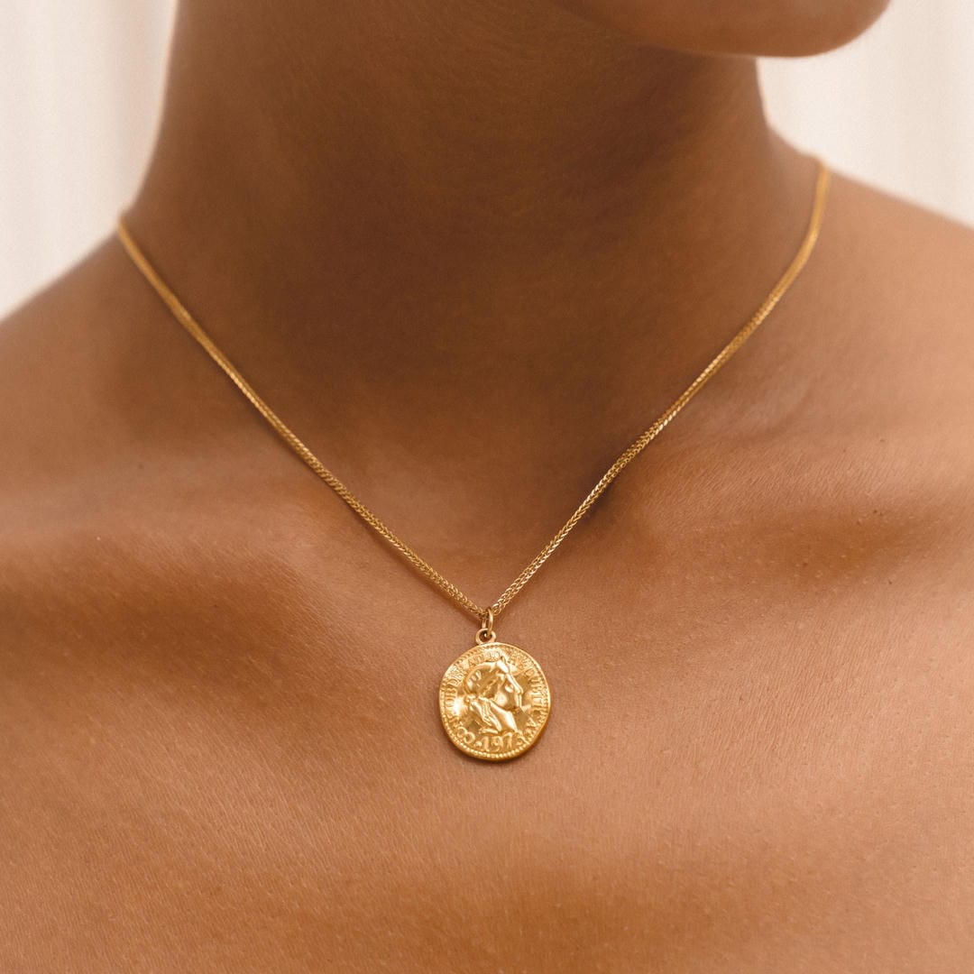 Elegante collar de moneda antigua