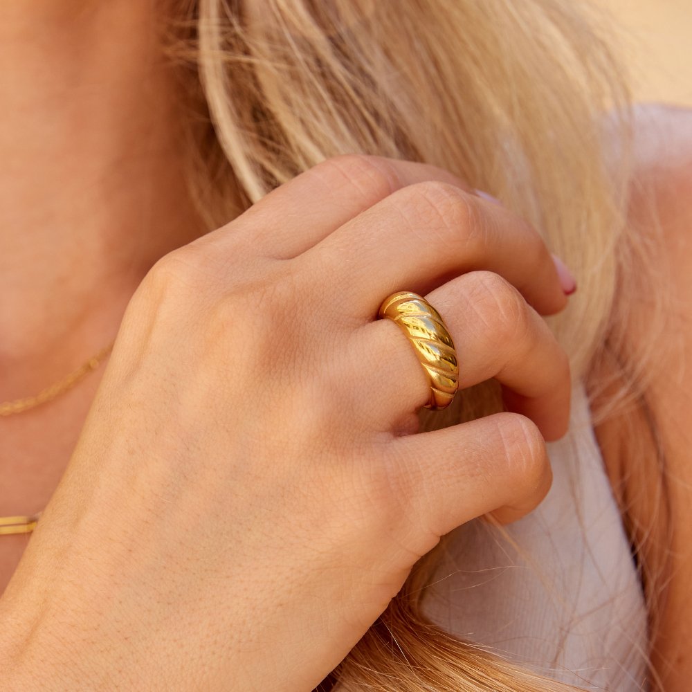 Anillo de cruasán dorado