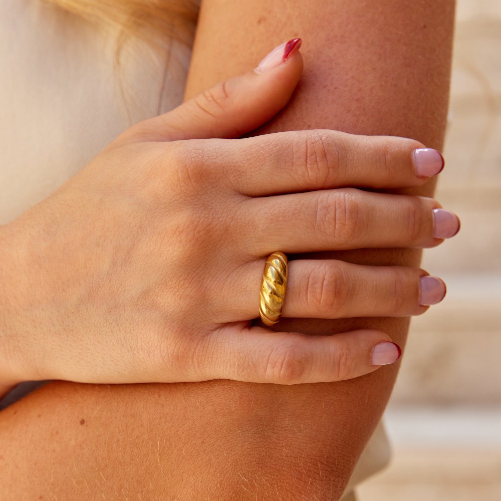 Anillo de cruasán dorado