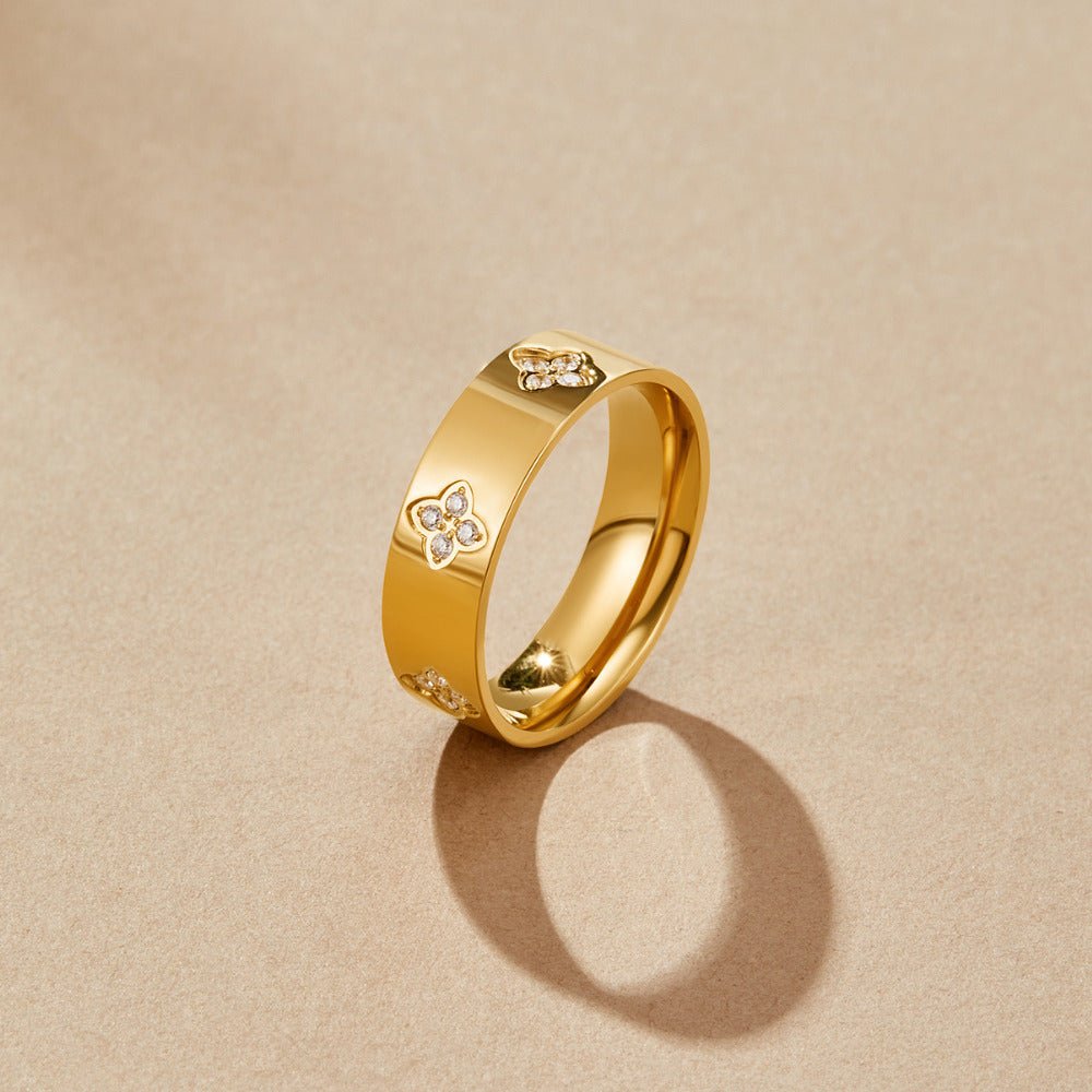 Anillo de trébol de cristal chapado en oro