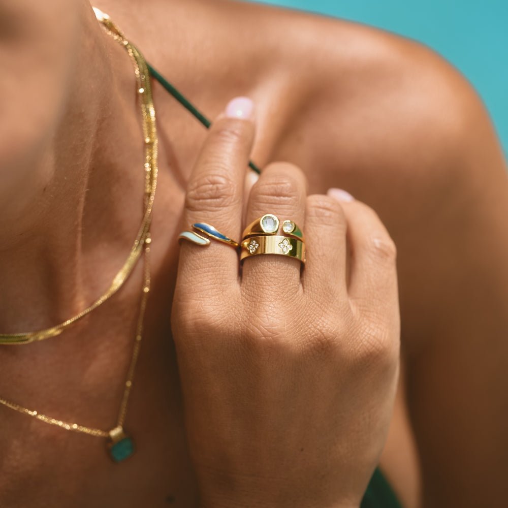 Anillo de trébol de cristal chapado en oro