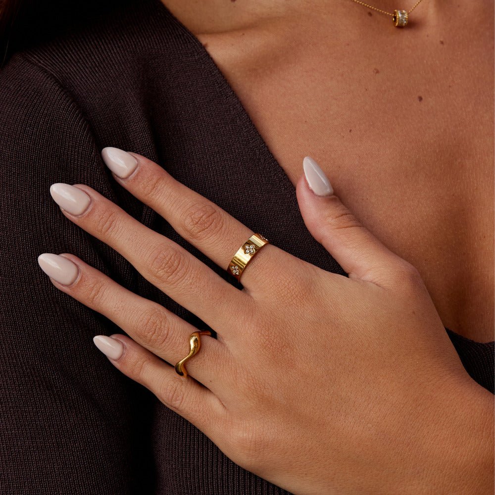 Anillo de trébol de cristal chapado en oro
