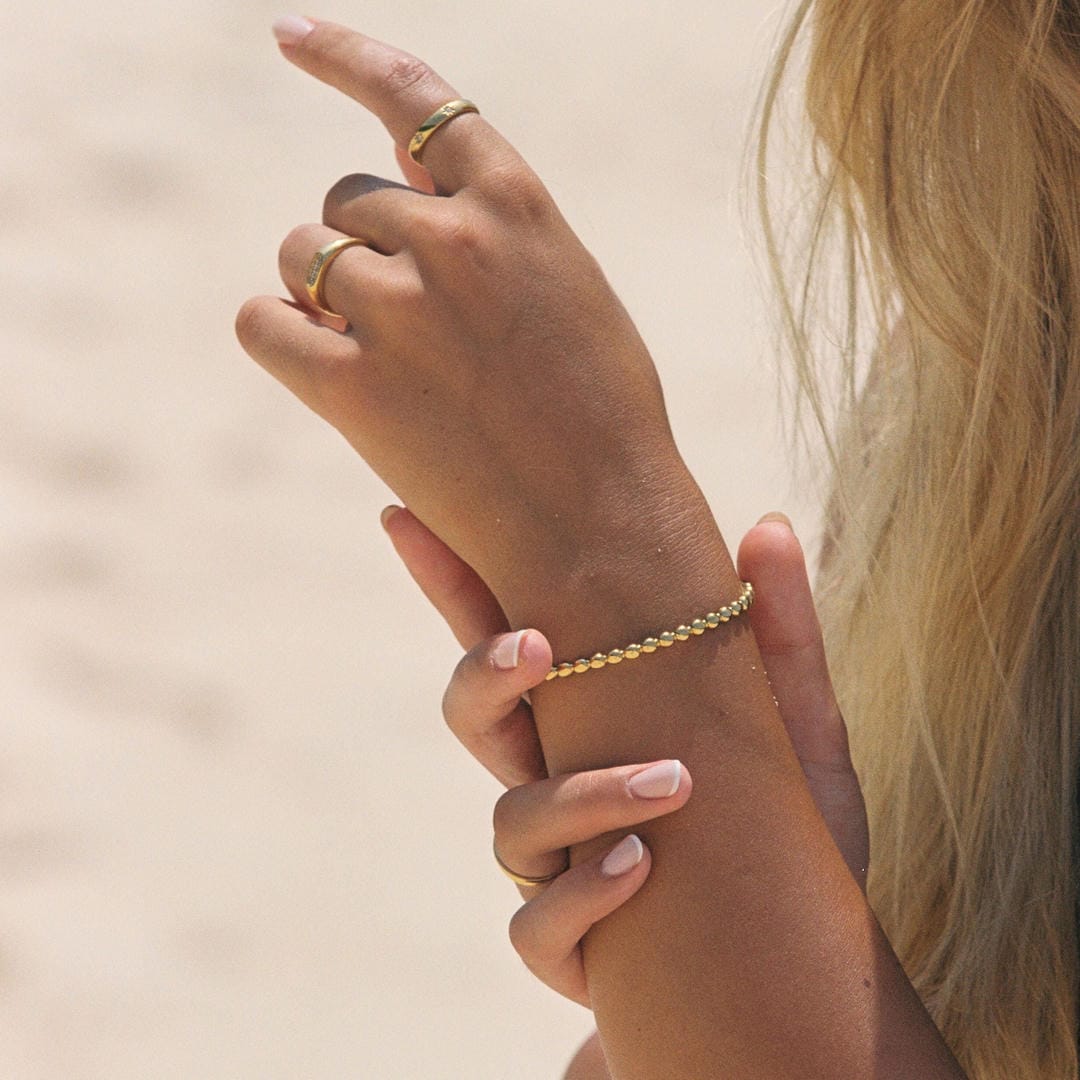 Elegante Pulsera de Puño con Cuentas