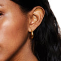 Aretes de aro de oro en forma de lágrima