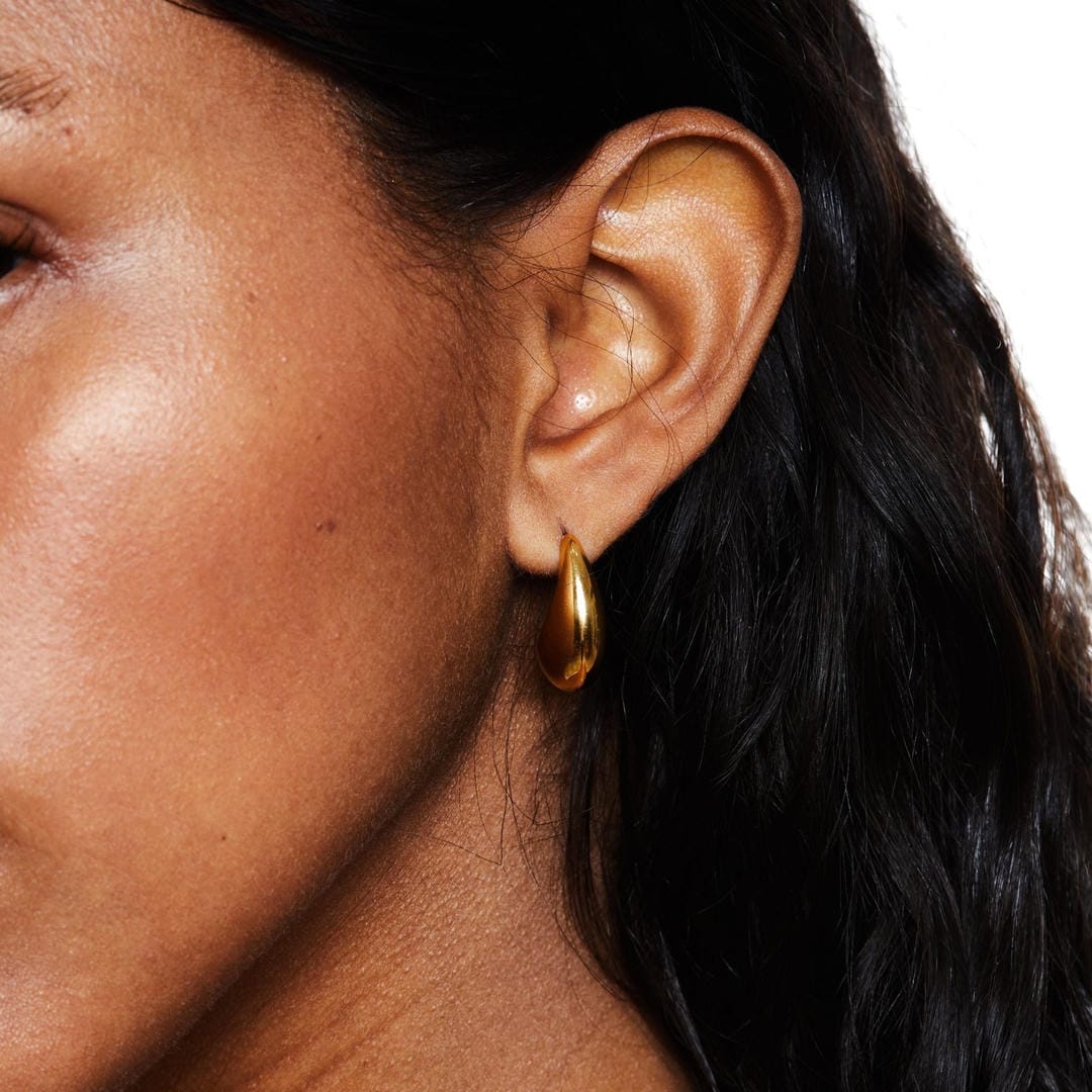 Aretes de aro de oro en forma de lágrima