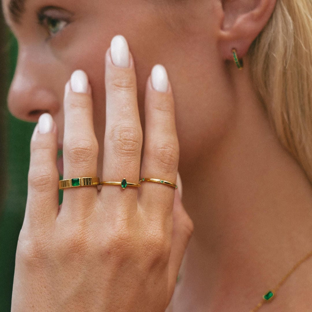 Anillo llamativo de esmeralda intenso