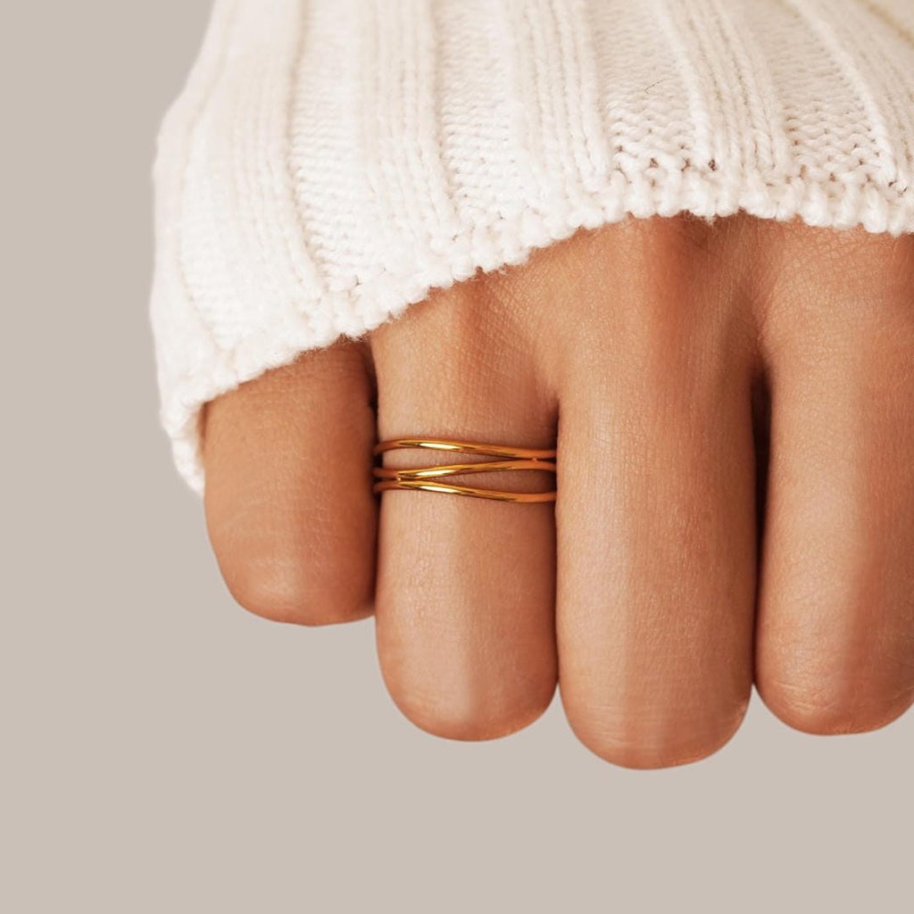 Anillo de oro con forma de infinito