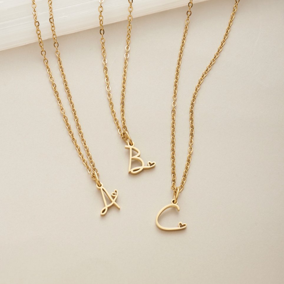 Collar de corazón con letra de oro