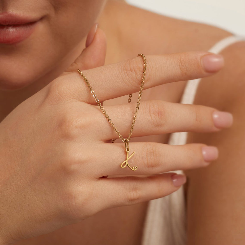 Collar de corazón con letra de oro