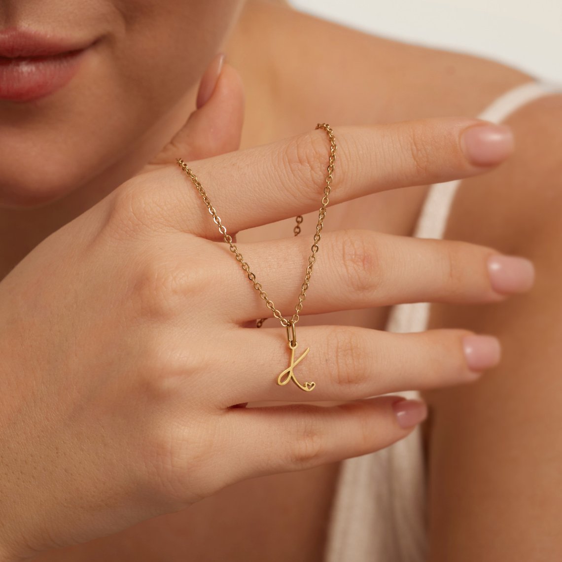 Collar de corazón con letra de oro