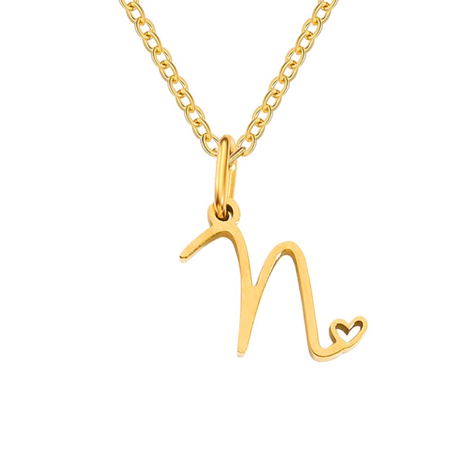 Collar de corazón con letra de oro