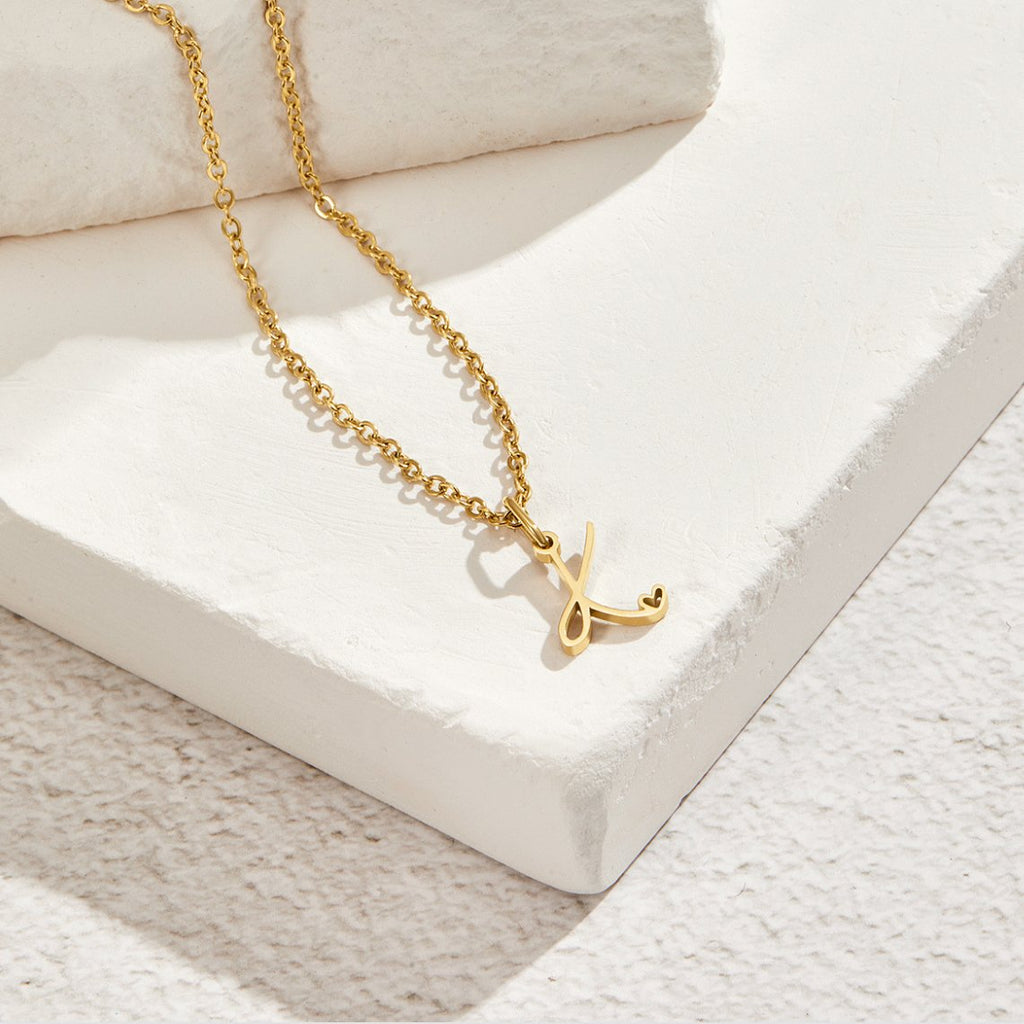 Collar de corazón con letra de oro