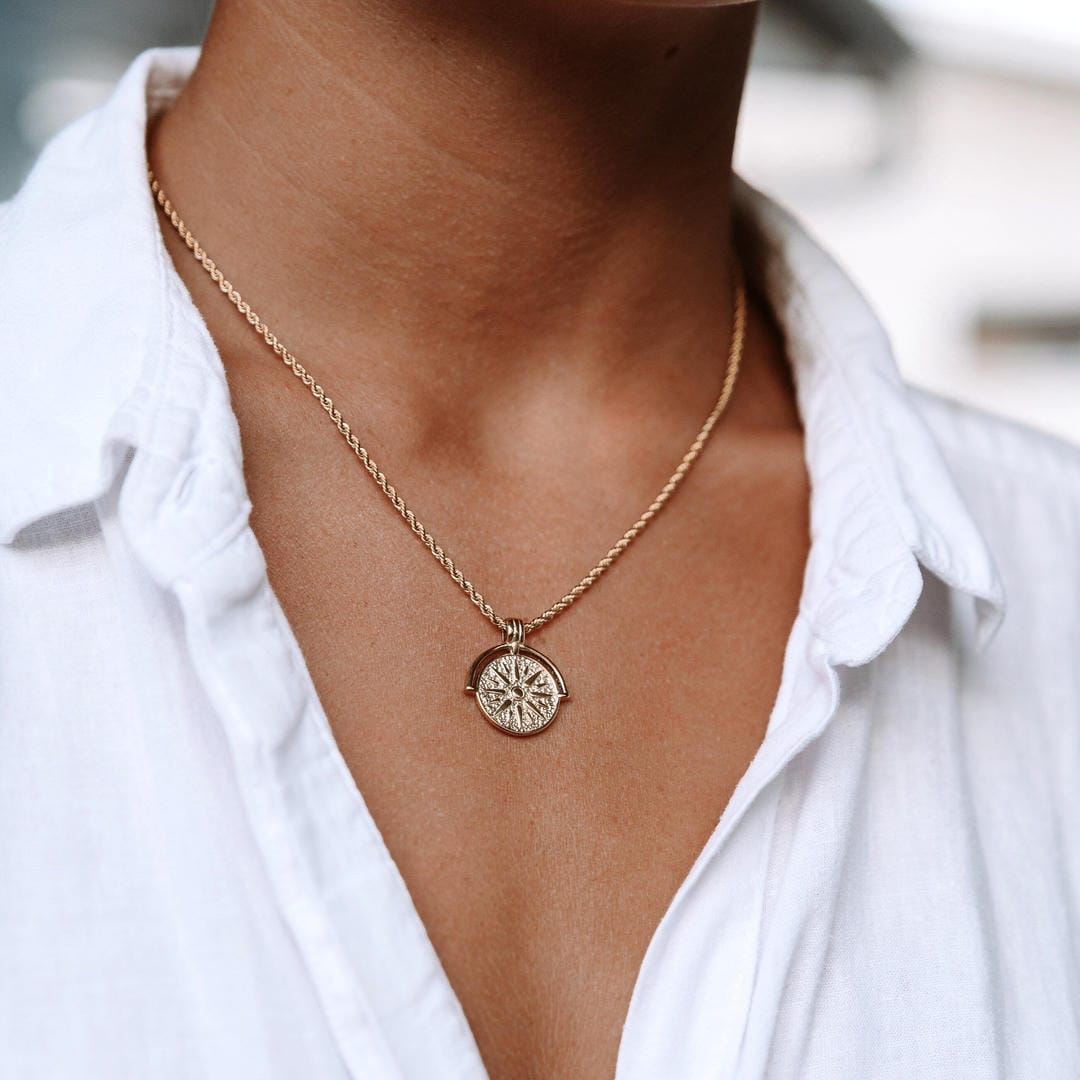 Collar con colgante de sol en plata u oro
