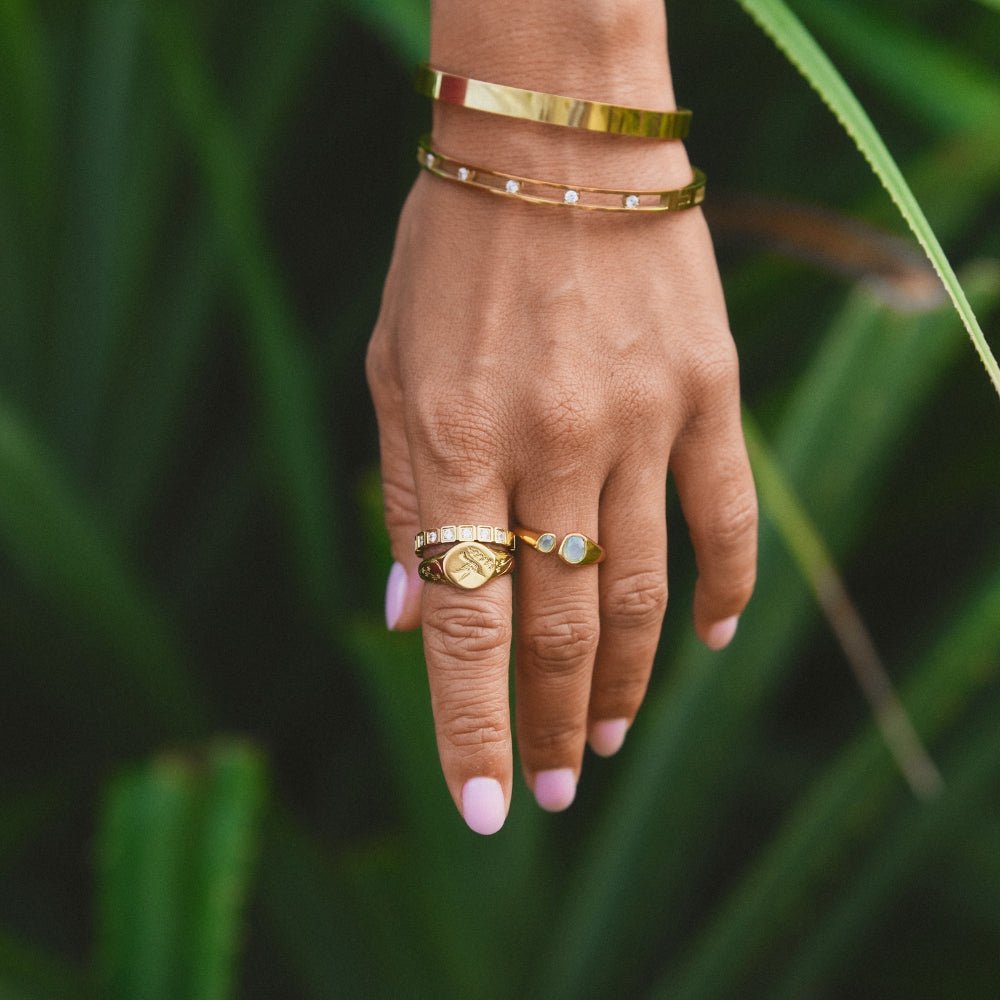 Anillo de sello colibrí dorado