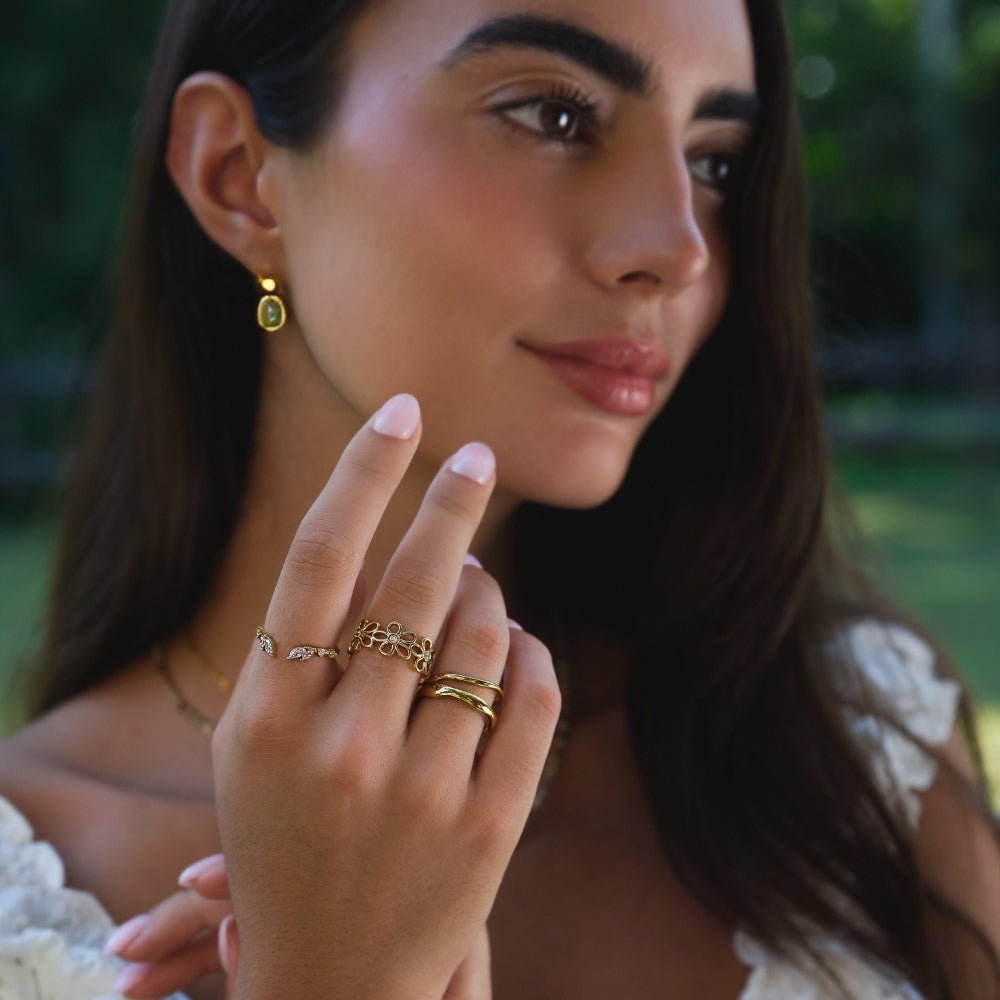 Anillo Infinito Flor Silvestre Dorada