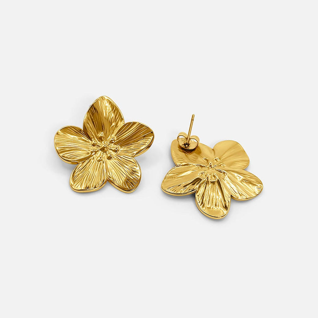 Elegantes aretes florales dorados