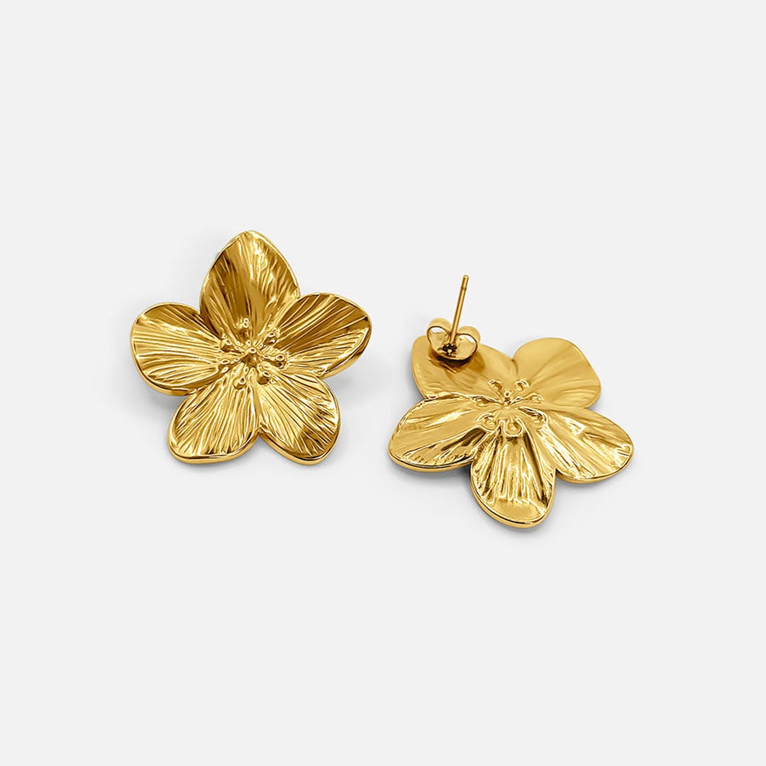 Elegantes aretes florales dorados