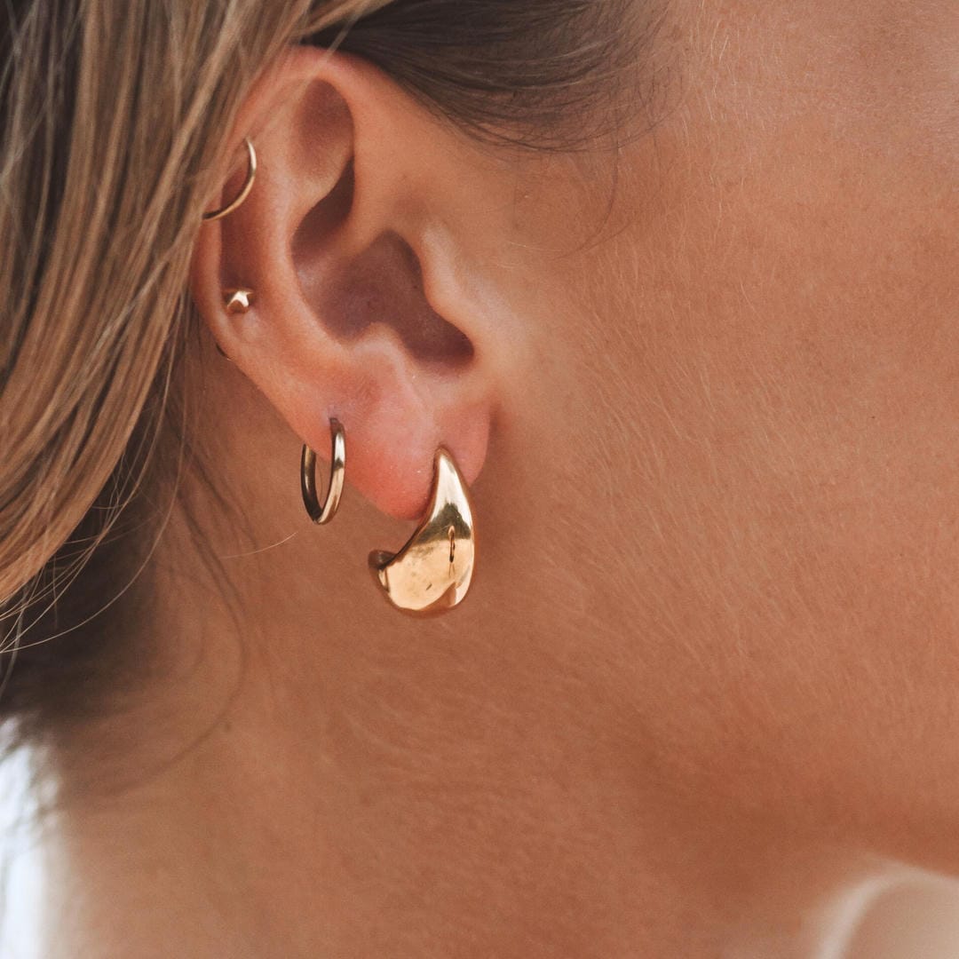 Aretes de aro de oro en forma de lágrima