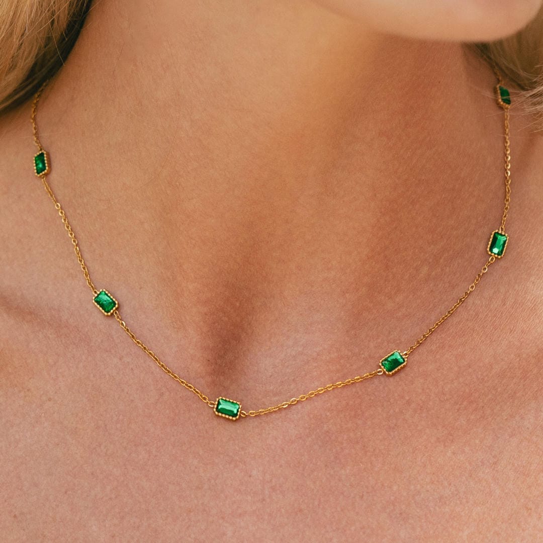 Cadena de oro con colgante de piedra verde