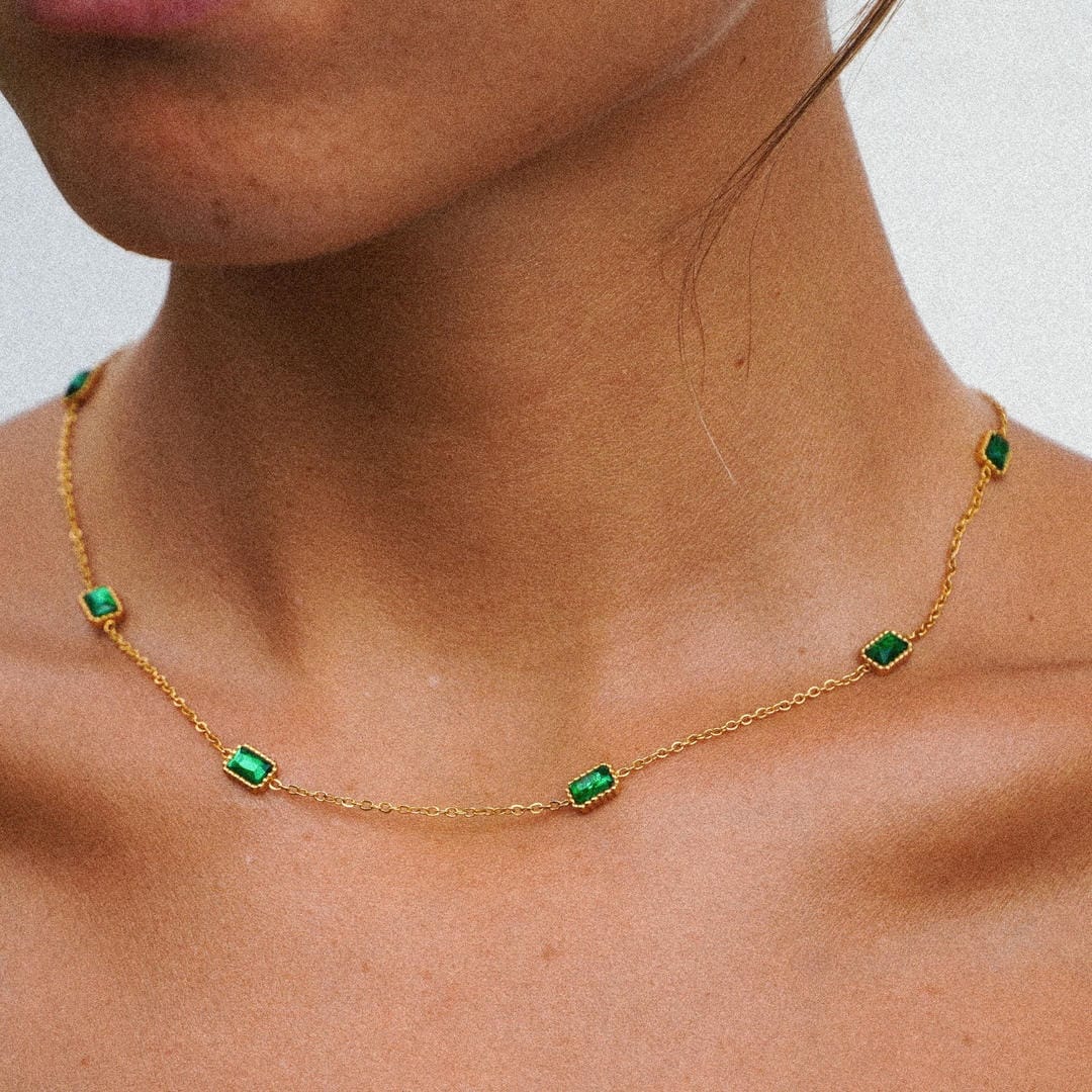 Cadena de oro con colgante de piedra verde