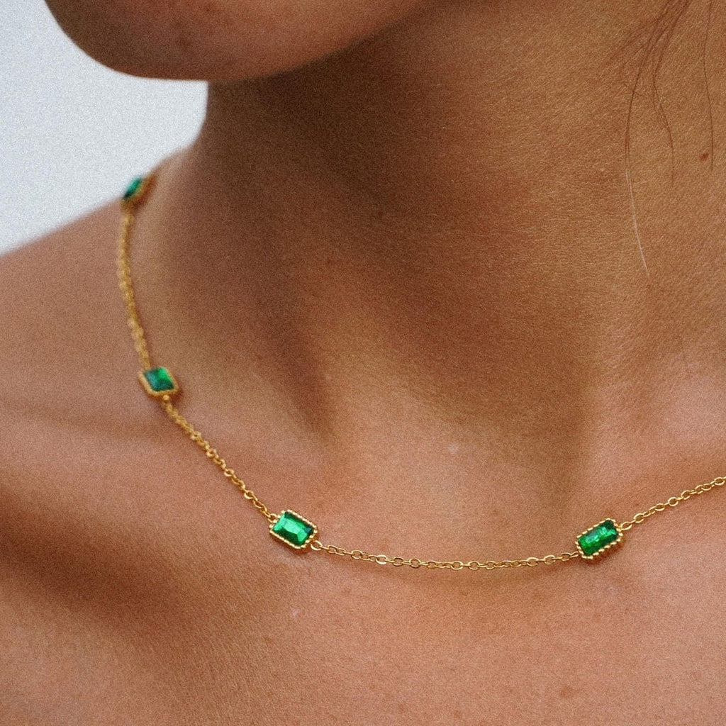 Cadena de oro con colgante de piedra verde