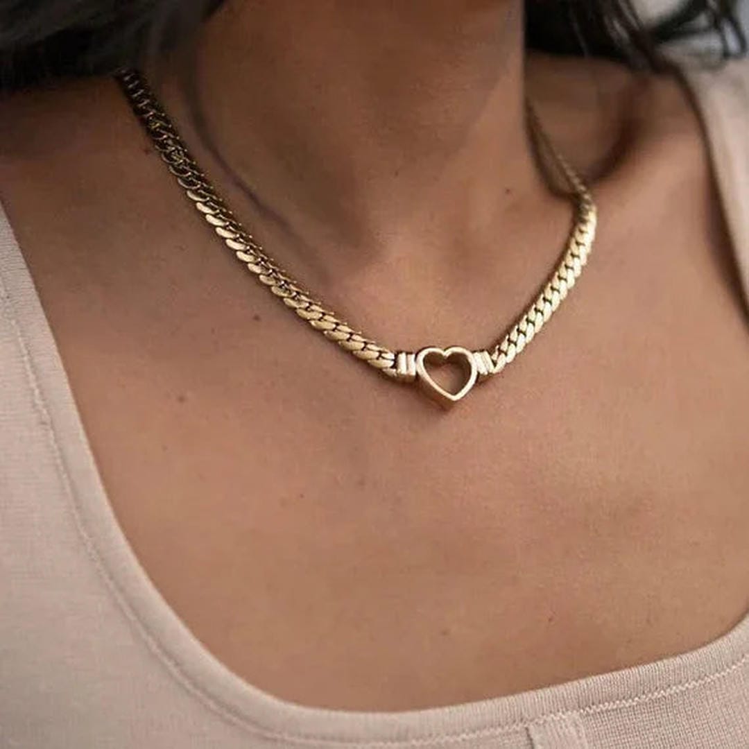 Gargantilla elegante con corazón hueco de oro