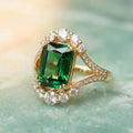 Anillo llamativo luminoso y brillante