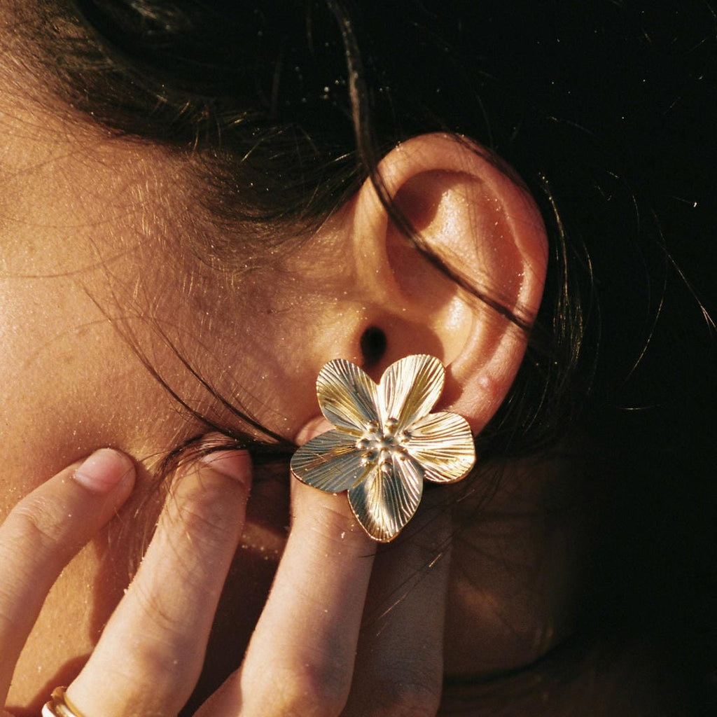 Pendientes atrevidos de hibisco dorado