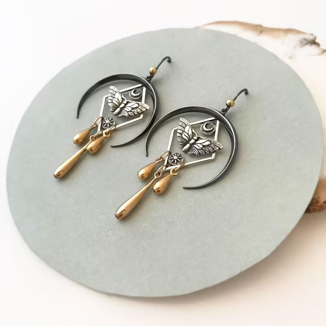 Aretes colgantes polilla besada por la luna vintage
