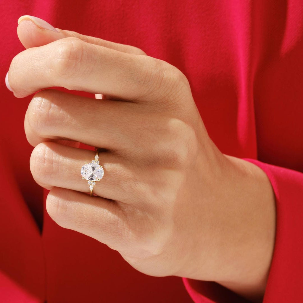 Anillo solitario ovalado con acentos de cristal