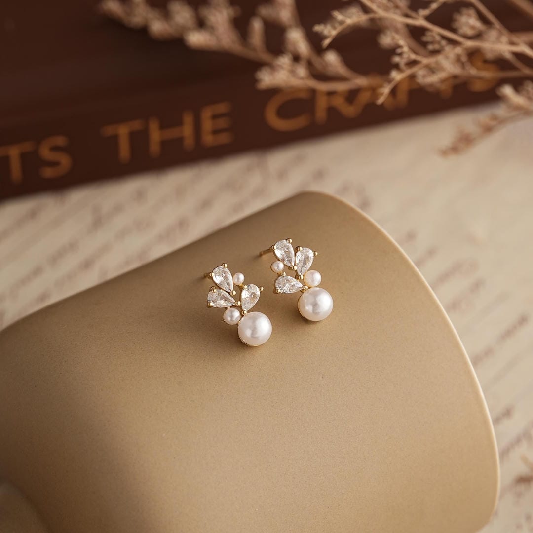Pendientes con racimo de perlas de agua dulce y flor