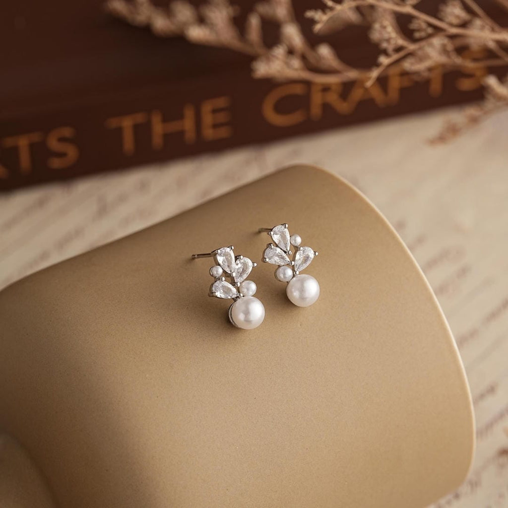 Pendientes con racimo de perlas de agua dulce y flor