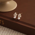 Pendientes con racimo de perlas de agua dulce y flor