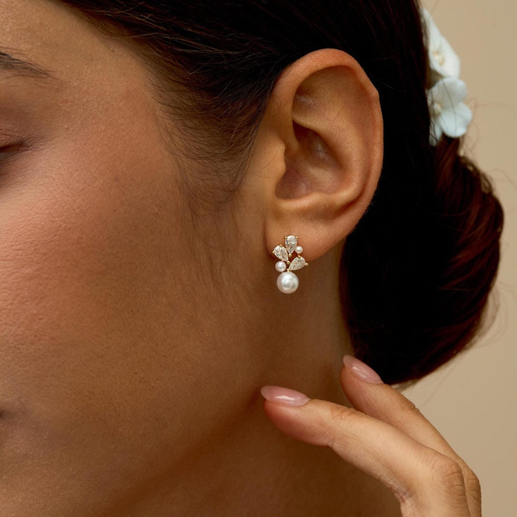Pendientes con racimo de perlas de agua dulce y flor