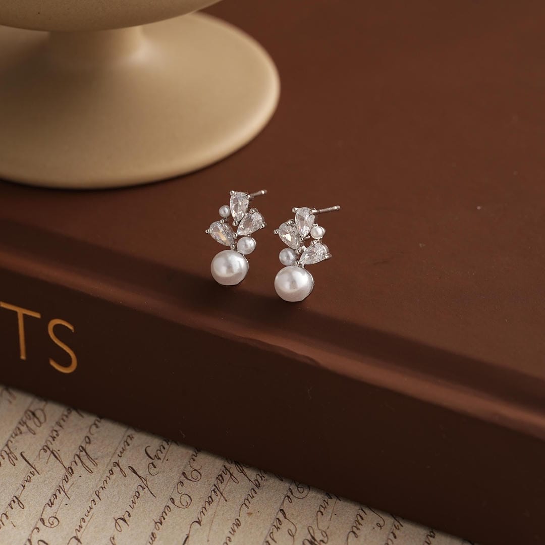 Pendientes con racimo de perlas de agua dulce y flor