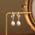 Pendientes de gota con racimo de hojas de perla