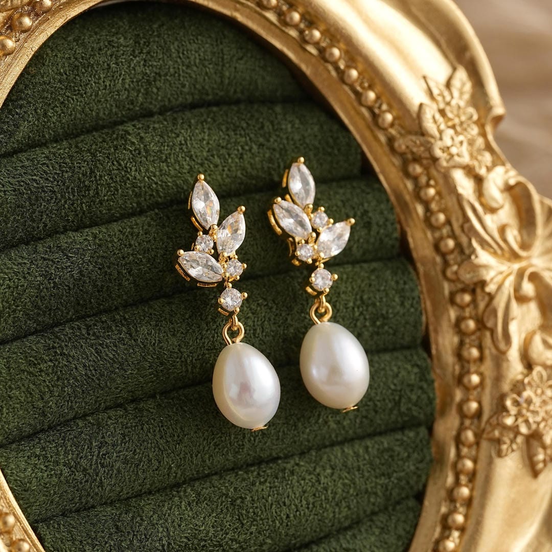 Pendientes de gota con racimo de hojas de perla