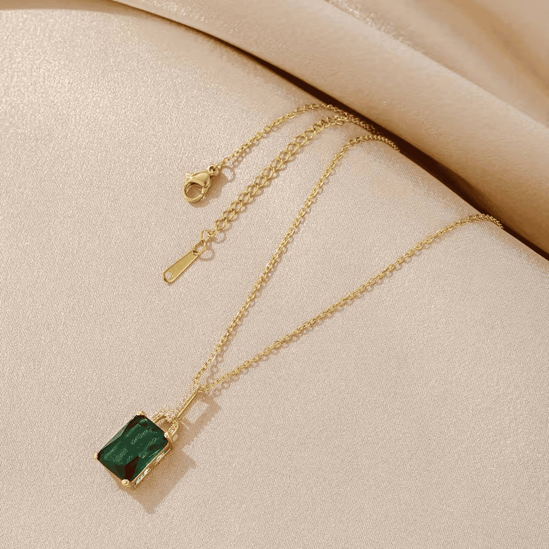 Collar de lujo con piedra esmeralda