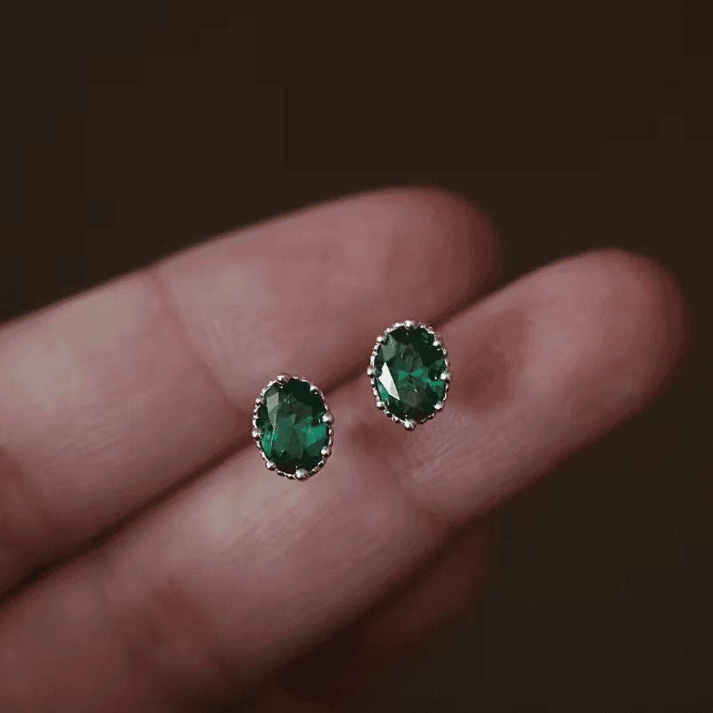 Pendientes ovalados de esmeralda verdosa