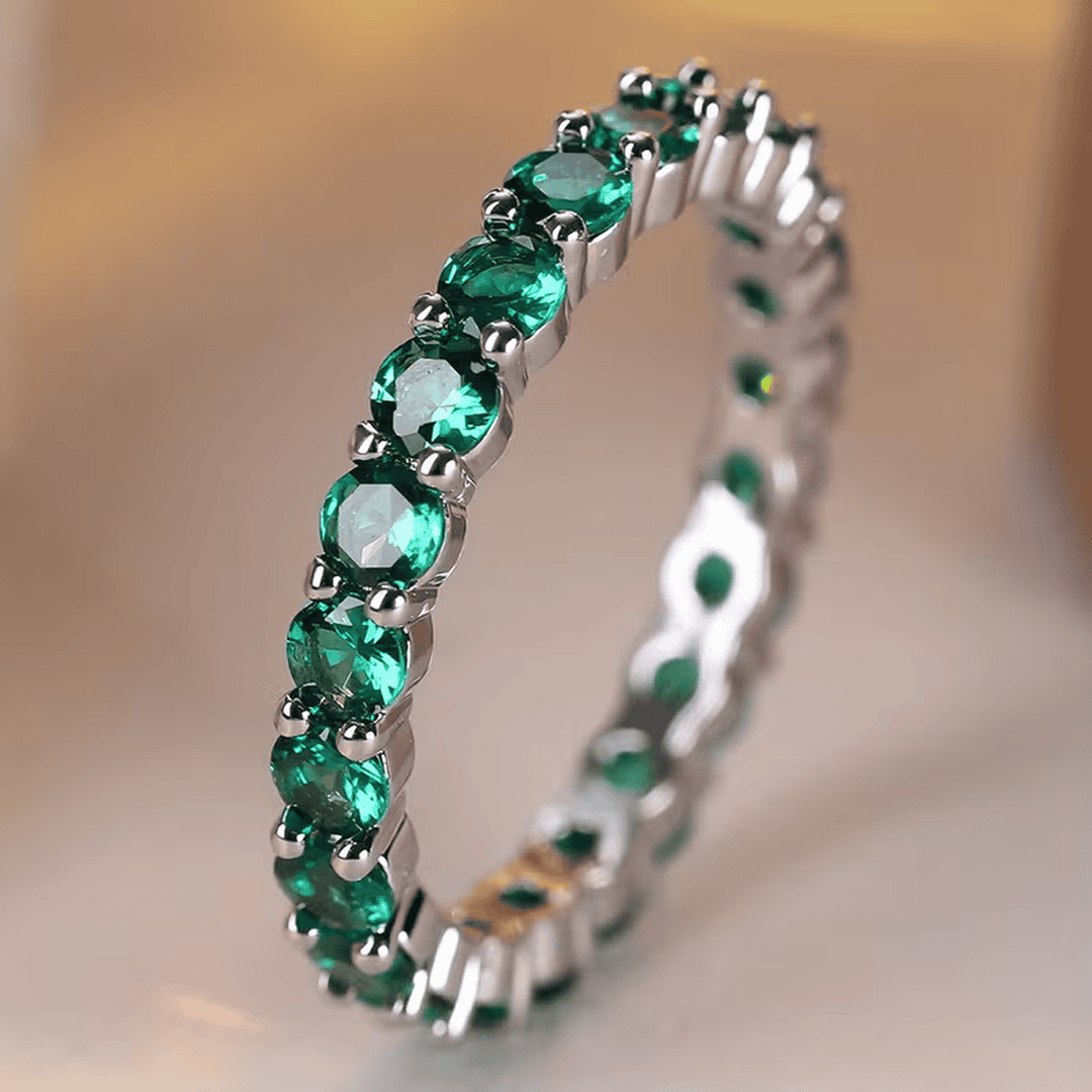 Anillo de eternidad de esmeraldas delicadas