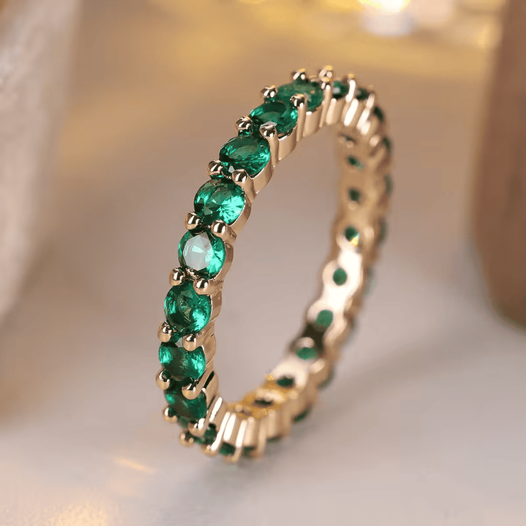 Anillo de eternidad de esmeraldas delicadas