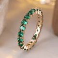 Anillo de eternidad de esmeraldas delicadas