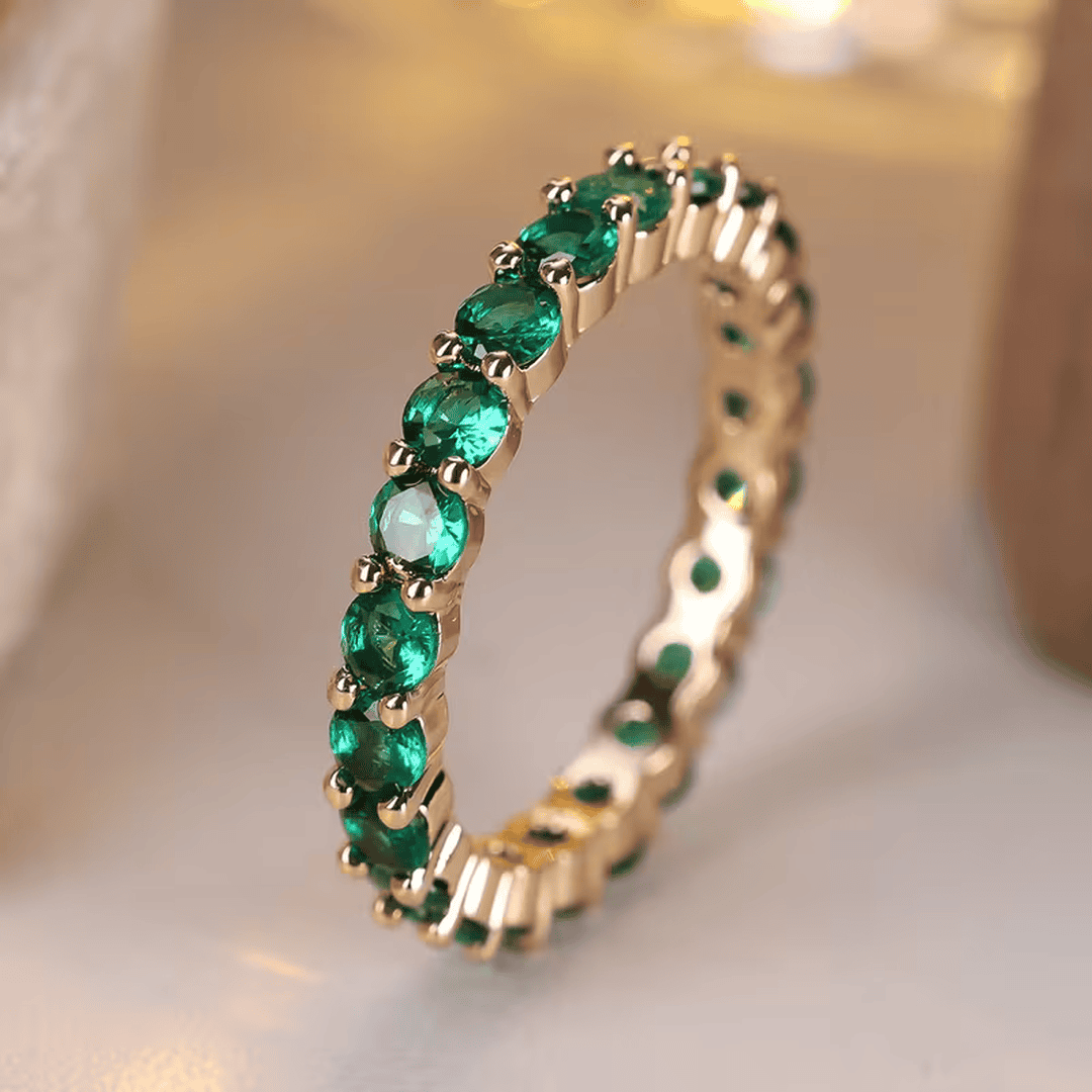 Anillo de eternidad de esmeraldas delicadas