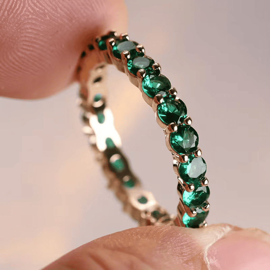 Anillo de eternidad de esmeraldas delicadas