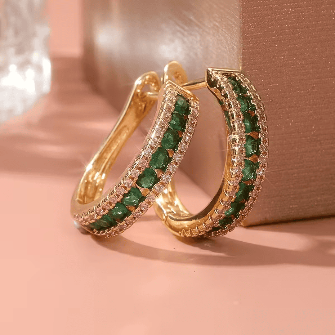 Elegantes pendientes de brillo esmeralda